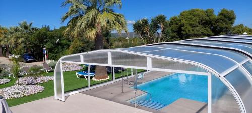 an overhead view of a swimming pool with a glass walkway at Camping Riberamar in Oropesa del Mar