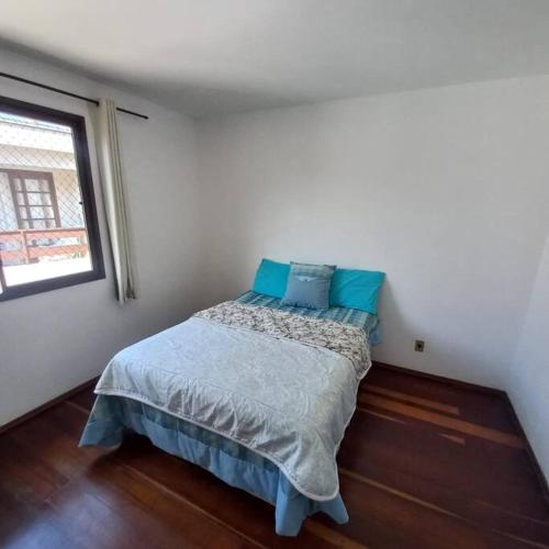 Canto de paz في بروسك: غرفة نوم مع سرير ووسائد زرقاء ونافذة