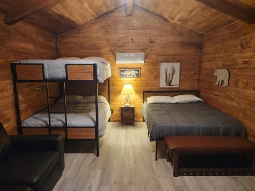 una camera con 2 letti a castello in una cabina di Cabin a Butler