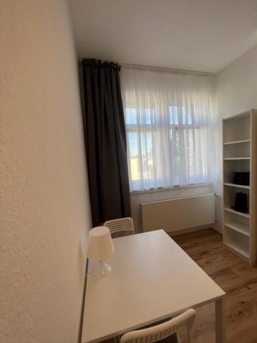 a white table and chairs in a room with a window at Modernes Apartment 2 in Bad Kreuznach mit einfachem Self-Check-in in Bad Kreuznach