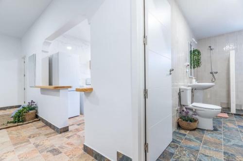 łazienka z toaletą i umywalką w obiekcie Casa rural Acueducto w mieście Almería