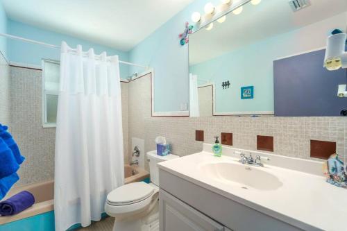 Un baño de Waterfront Beach Houses with Dock & Heated Pool