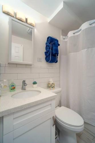 Un baño de Waterfront Beach Houses with Dock & Heated Pool