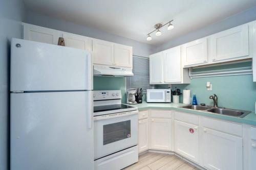 Una cocina o cocineta en Waterfront Beach Houses with Dock & Heated Pool