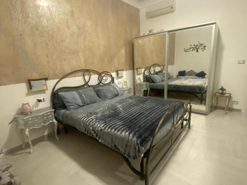 1 dormitorio con cama y espejo grande en Casa Delle Sirene 5 minuti mare Boccadasse en Génova