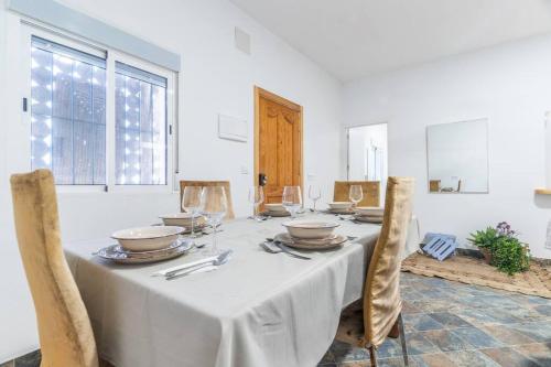 a dining room with a white table and chairs at Casa rural Acueducto in Almería