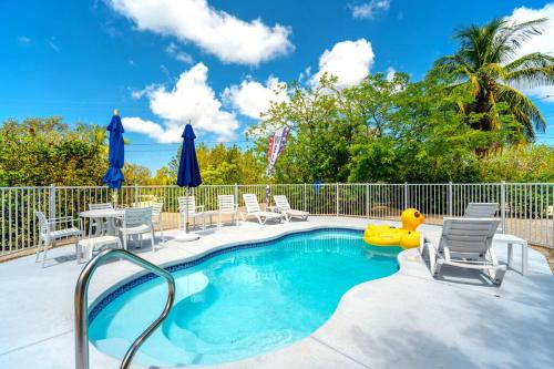 La alberca dentro o cerca de Waterfront Beach Houses with Dock & Heated Pool