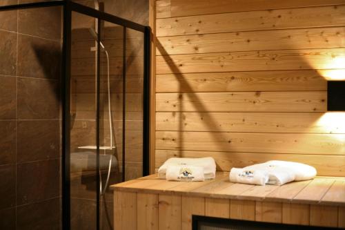 una sauna con 2 toallas en una plataforma de madera en Au Plaisir Vosgien, en Raon-lʼÉtape