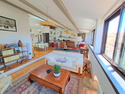 un salon avec un canapé blanc et une table dans l'établissement Loft de charme, idéalement situé, à La Ciotat