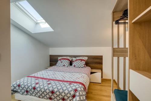 Un pat sau paturi într-o cameră la Appartement Doussard au bord du lac d'Annecy