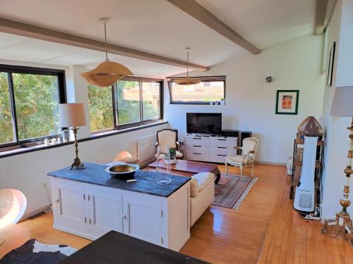 un salon avec un canapé et une table dans l'établissement Loft de charme, idéalement situé, à La Ciotat