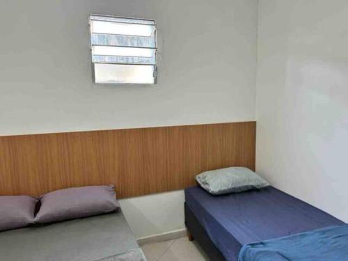 1 dormitorio con 2 camas y ventana en Estudio na Vila Guilherme Ao lado Expo Center Norte, en São Paulo