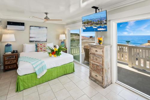 Schlafzimmer mit einem Bett und Meerblick in der Unterkunft Ocean Palms Beach Resort in Carlsbad
