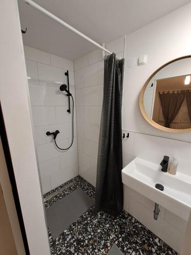 La salle de bains est pourvue d'une douche et d'un lavabo. dans l'établissement Soba Dvori, à Zaprešić