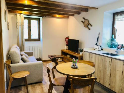 TV a/nebo společenská místnost v ubytování Apartamentos Zabalarena Artzaia