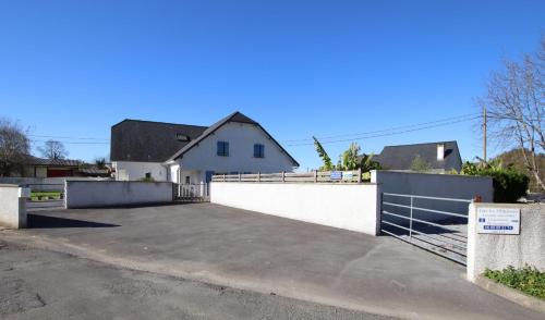 a white house with a fence and a driveway at Les 3 Edelweiss - GITE 1 OU GITE 2 in Arette