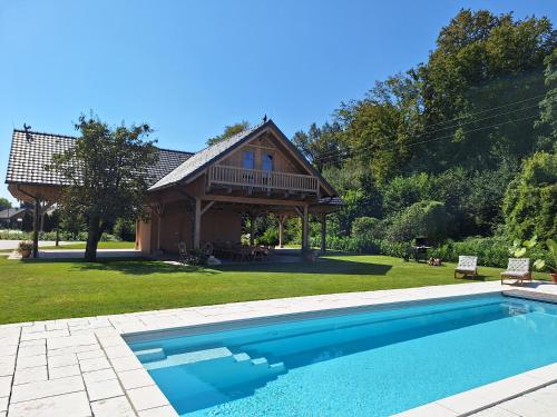 a house with a swimming pool in a yard at Vila Trate in Križevci pri Ljutomeru