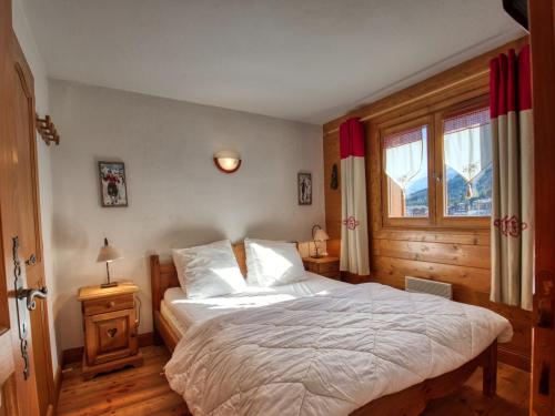 une chambre avec un grand lit et une fenêtre dans l'établissement Bel appartement 3 chambres au pied des pistes à Morillon 1100 avec balcon et wifi - FR-1-642-57, à Morillon