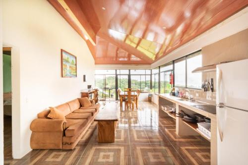 蒙特韋爾德哥斯達黎加的住宿－Monteverde Ecolove，厨房以及带沙发和桌子的客厅。