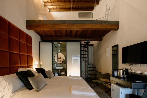 um quarto com uma cama grande e um loft em Fagus - Relax Suites em Faicchio