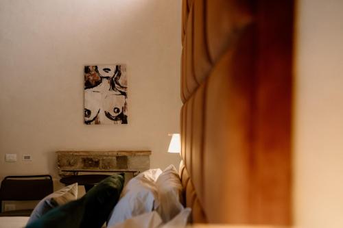 a bedroom with a bed and a painting on the wall at Fagus - Relax Suites in Faicchio