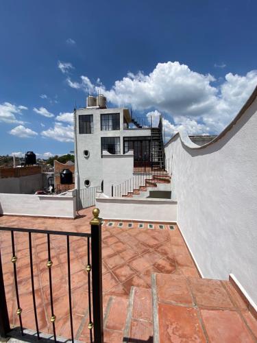 een wit gebouw met een oprit ervoor bij Casa Laberinto in San Miguel de Allende