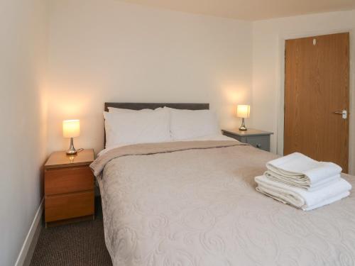 1 dormitorio con 1 cama grande y 2 lámparas en las mesas en Flat 8 en Bridlington