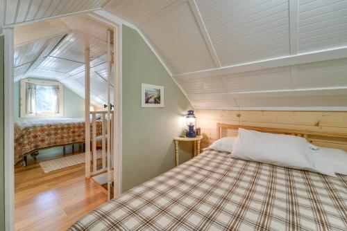 Soda SpringsにあるMountain Cabin with Deck Less Than 1 Mile to Ski Resort!のベッドルーム1室(ベッド1台付)