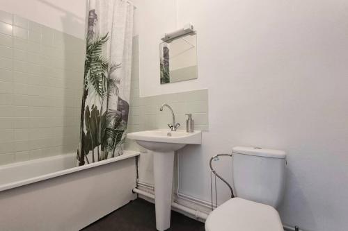 une salle de bain blanche avec un lavabo et des toilettes dans l'établissement Chez K&D Studio Jaune Le Havre, au Havre