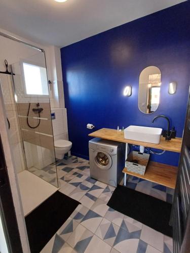 y baño con lavabo, aseo y ducha. en Studio très agréable avec balcon et Wi-Fi en Sanary-sur-Mer
