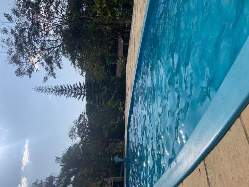 uitzicht op de zijkant van een zwembad bij Suite Apoena 1 in Pacoti