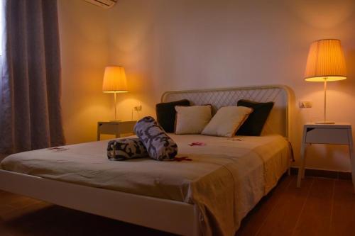 sypialnia z łóżkiem z poduszkami i 2 lampami w obiekcie Vittoria House A-308 w mieście Bayahibe