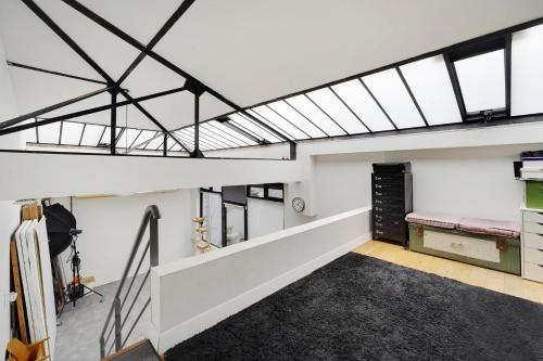 une pièce vide avec des puits de lumière au plafond dans l'établissement LOFT, à Montreuil