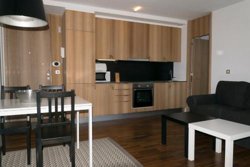 cocina y sala de estar con mesa y sofá en Apartamento de Mar y Playa en Illa de Arousa, en A Illa de Arousa
