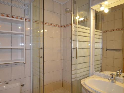 uma casa de banho com um chuveiro, um lavatório e um WC. em Studio Les Menuires, 1 pièce, 3 personnes - FR-1-452-98 em Les Menuires