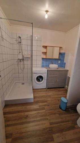a bathroom with a shower and a washing machine at Studio proche gare Chateaucreux in Saint-Étienne