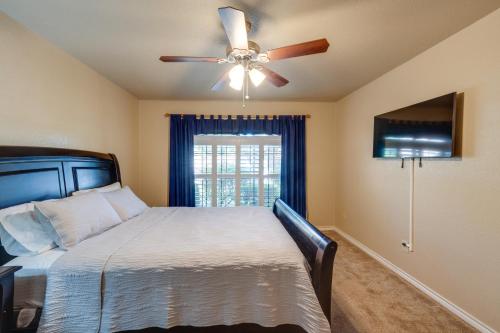1 dormitorio con 1 cama, ventilador de techo y ventana en Spacious Garland Vacation Rental with Private Pool!, en Garland