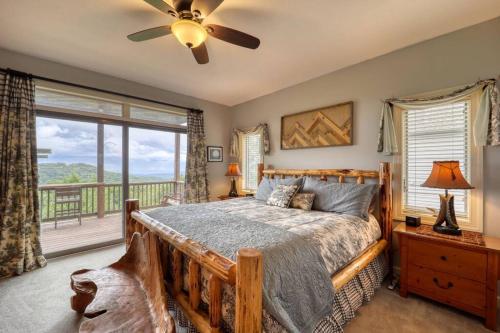 1 dormitorio con cama y ventana grande en Bucket List Views Ski In Out Sugar Mountain Cabin en Sugar Mountain