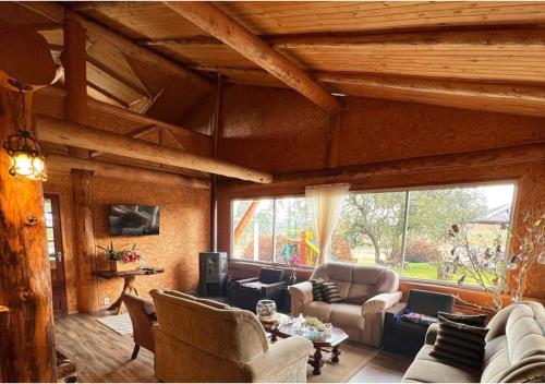 ein Wohnzimmer mit Möbeln und einem großen Fenster in der Unterkunft Fazenda Santa Rita Turismo Rural in Bom Jardim da Serra