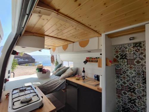 una cucina e un soggiorno in una casetta minuscola di Sleepfurgo a Las Palmas de Gran Canaria