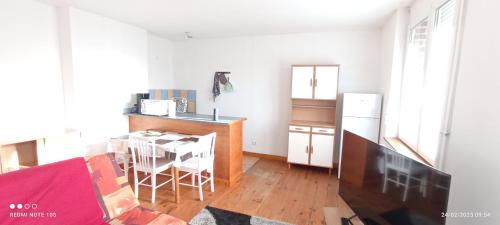 Dapur atau dapur kecil di Appart cosy bien situé avec une chambre