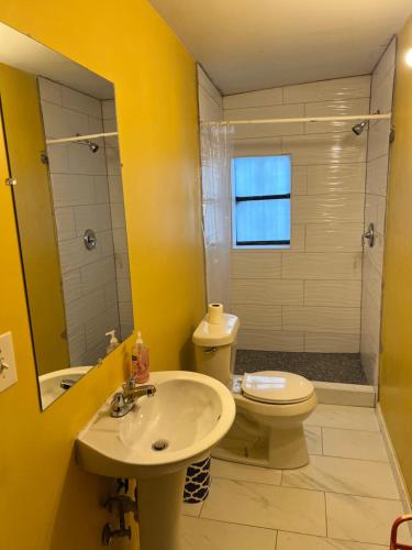 Bilik mandi di Comfortable Crash Pad