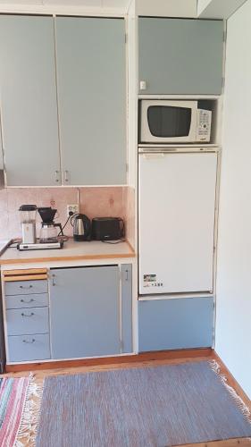 Kuchyň nebo kuchyňský kout v ubytování Wanha Kaivoskylä Mainari Oy