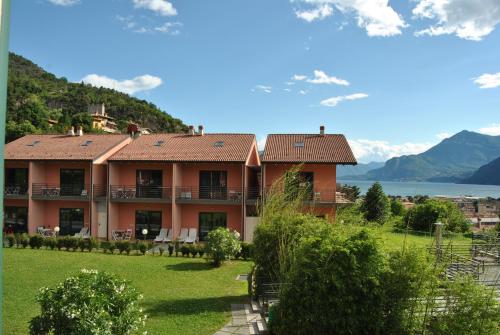 dom z widokiem na jezioro i góry w obiekcie Residence Oasi Del Viandante w mieście Dervio