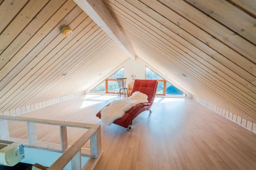 En eller flere senge i et værelse på Vidunderlig fritidshus ved Skov og Golfbane