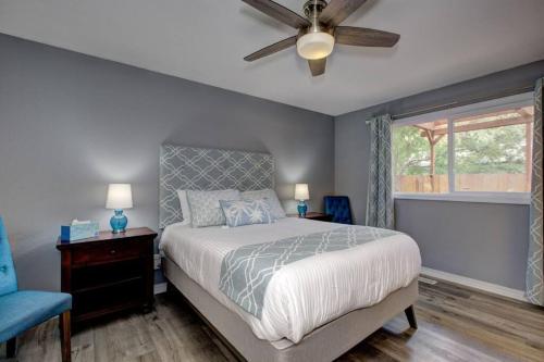 - une chambre avec un lit, un ventilateur de plafond et une fenêtre dans l'établissement Ocean Wave by Boise River + 2 Cruiser Bikes!, à Boise