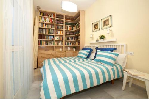 1 dormitorio con cama y estante para libros en Magic Point Las Setas, en Sevilla