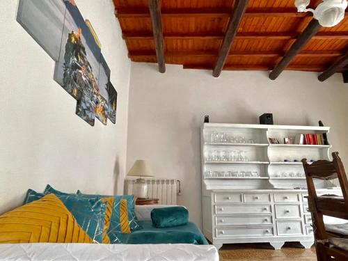 uma sala de estar com um sofá e um armário branco em Families or Groups 3 Terrazzi Apartment on Sea em Vernazza