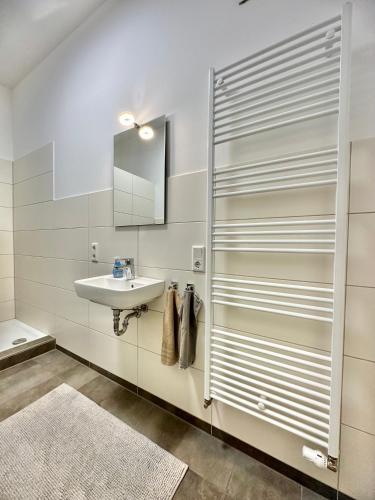 Koupelna v ubytování Modernes City-Apartment mit Blick in den Park und 2 Bäder H9