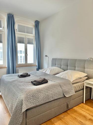 Postel nebo postele na pokoji v ubytování Modernes City-Apartment mit Blick in den Park und 2 Bäder H9